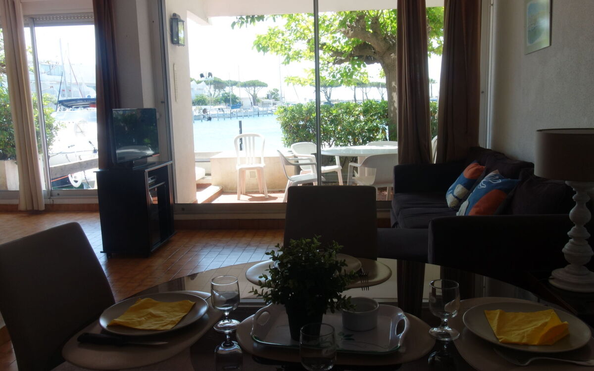 Accommodation:&nbsp;Le Nirvana 285.2