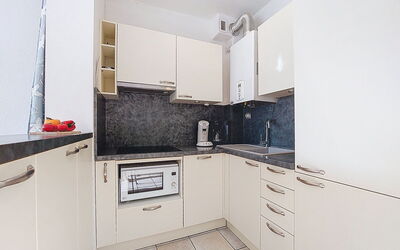 Accommodation:&nbsp;Le Nirvana 285.1