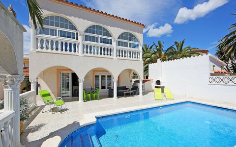 Requesens: Property, Building, House, Real Estate, Swimming Pool, Home, Estate, Villa, Vacation, Mansion