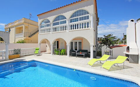 Requesens: Property, Building, Real Estate, House, Swimming Pool, Villa, Home, Vacation, Estate, Apartment