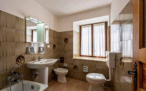 Vetan: Mirror, Plumbing Fixture, Sink, Property, Tap, Bathroom, Bathroom Sink, Purple, Window, Bathroom Cabinet