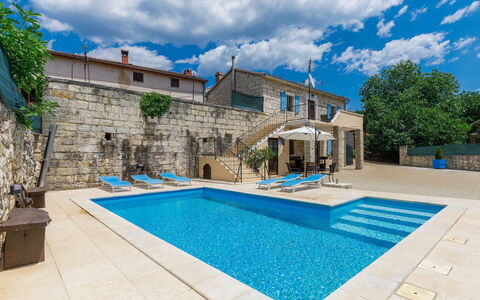 Šterna: Cloud, Building, Sky, Blue, Swimming Pool, Green, Water, Plant, House, Tree