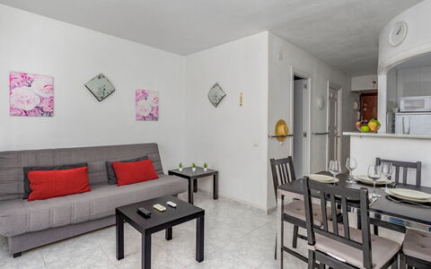San Francisco: Table, Furniture, Couch, Picture Frame, Houseplant, Interior Design, Building, Living Room, Floor