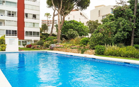 San Francisco: Swimming Pool, Property, Real Estate, Building, Leisure, House, Water, Resort, Vacation, Apartment