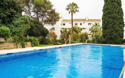 San Francisco: Swimming Pool, Property, Vacation, Leisure, Real Estate, Water, House, Resort, Building, Tree