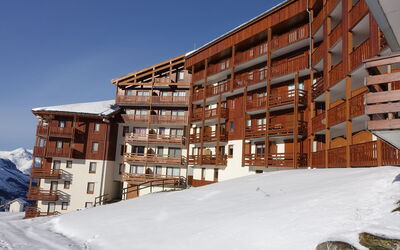 Les Menuires 330: Building, Sky, Snow, Property, Urban Design, Neighbourhood, Condominium, Wood, Residential Area, Real Estate