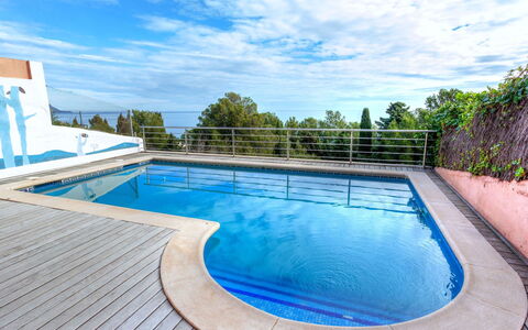 Fane: Swimming Pool, Property, Real Estate, Water, Leisure, House, Home, Building, Estate, Architecture