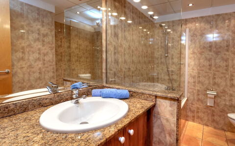 Fane: Bathroom, Property, Room, Tile, Interior Design, Wall, Sink, Real Estate, Building, Architecture