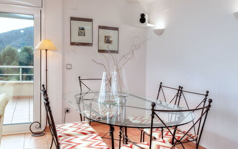 Fane: Room, Furniture, Property, Table, Interior Design, Ceiling, Dining Room, Chair, House, Building