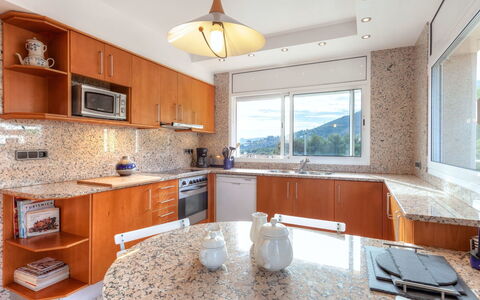 Fane: Countertop, Property, Room, Furniture, Kitchen, Cabinetry, Building, Interior Design, Real Estate, Home