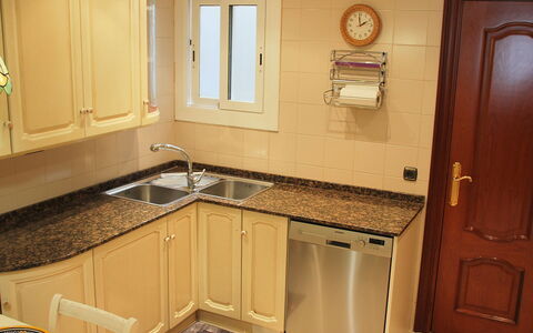 Pg Gracia - Valencia: Countertop, Room, Cabinetry, Property, Furniture, Kitchen, Sink, Wood Stain, Kitchen Sink, Floor