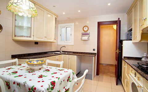 Pg Gracia - Valencia: Room, Property, Furniture, Building, Interior Design, Floor, Kitchen, Real Estate, Ceiling, House