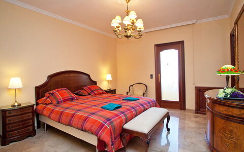 Pg Gracia - Valencia: Bedroom, Furniture, Room, Bed, Property, Bed Frame, Bed Sheet, Interior Design, Floor, Building