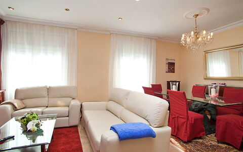 Pg Gracia - Valencia: Room, Furniture, Living Room, Property, Interior Design, Building, Floor, Real Estate, Table, Wall