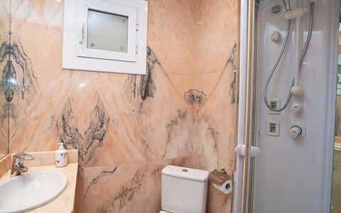 Pg Gracia - Valencia: Bathroom, Room, Property, Wall, Plumbing Fixture, Bathtub, Interior Design, Tile, House, Shower