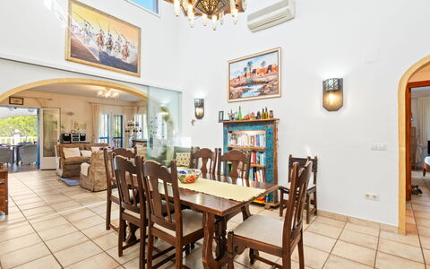 Mirada al Sol: Ceiling, Furniture, Interior Design, Flooring, Floor, Kitchen & Dining Room Table, Room, Chair, Dining Room, Apartment