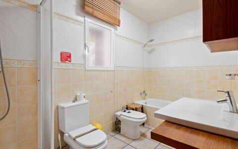 Mirada al Sol: Plumbing Fixture, Flooring, Toilet Seat, Bathroom, Floor, Toilet, Sink, Interior Design, Tap, Plumbing