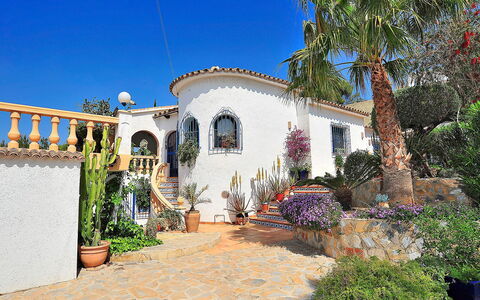Mirada al Sol: Property, Home, House, Real Estate, Building, Residential Area, Estate, Architecture, Tree, Sky