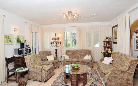 Mirada al Sol: Room, Furniture, Property, Living Room, Interior Design, Building, House, Yellow, Ceiling, Table