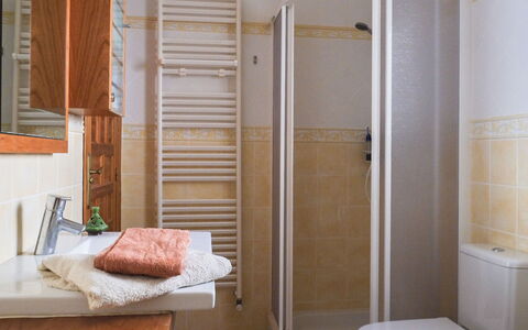 Mirada al Sol: Room, Property, Door, Bathroom, Furniture, Architecture, Interior Design, Building, Plumbing Fixture, Real Estate