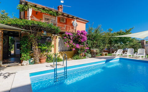 Umag Murine 200: Furniture, Property, Picture Frame, Azure, Wood, Lighting, Interior Design, Comfort, Floor, Flooring