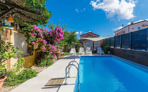 Umag Murine 200: Water, Plant, Sky, Cloud, Property, Building, Flowerpot, Flower, Azure, Swimming Pool
