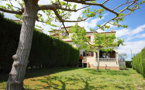 Mas Rovira 8: Plant, Sky, Cloud, Building, Tree, Botany, Natural Landscape, Vegetation, Land Lot, Grass