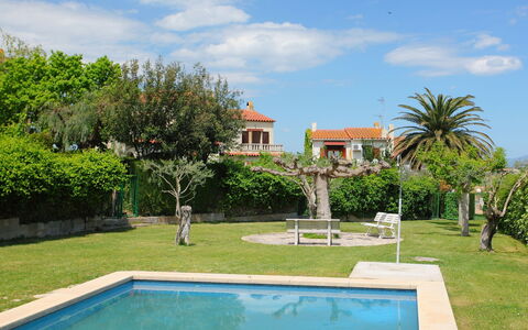 Mas Rovira 8: Cloud, Plant, Water, Sky, Property, Azure, Botany, Tree, Grass, Landscape
