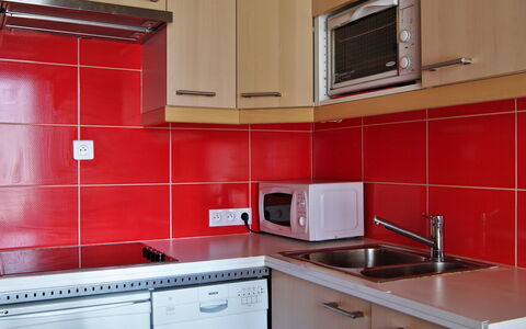 Chamonix 710: Cabinetry, Kitchen Sink, Property, Countertop, Sink, Kitchen Stove, Tap, Kitchen Appliance, Building, Kitchen