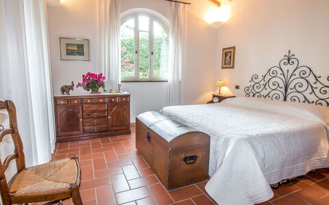 Olindia: Bedroom, Room, Furniture, Property, Bed, Bed Frame, Bed Sheet, Interior Design, Building, Floor