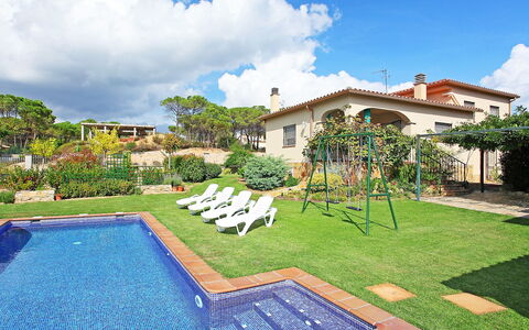 Marina: Property, Real Estate, House, Building, Residential Area, Home, Estate, Swimming Pool, Grass, Resort