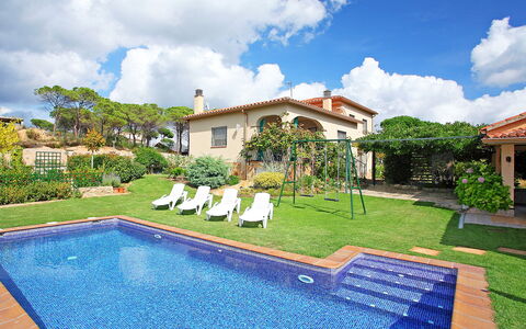 Marina: Cloud, Sky, Water, Plant, Building, Swimming Pool, Blue, Nature, Tree, Azure