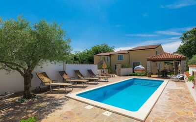 Umag Čepljani 201: Sky, Plant, Property, Cloud, Building, Swimming Pool, Water, Blue, Azure, Shade