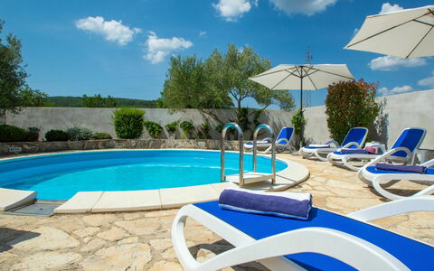 Anka: Sky, Water, Cloud, Property, Swimming Pool, Nature, Azure, Blue, Plant, Shade