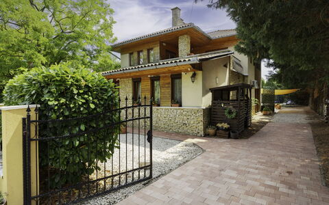 Villa Mediterran: Building, House, Residential Area, Home, Architecture, Shrub, Door, Cottage, Estate, Brick