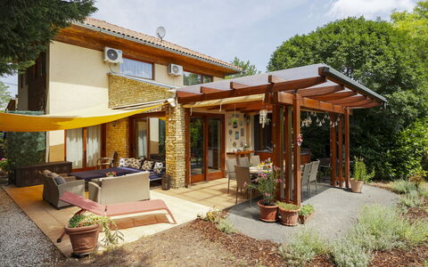 Villa Mediterran: Wood, Home, House, Door, Roof, Shade, Porch, Cottage, Furniture