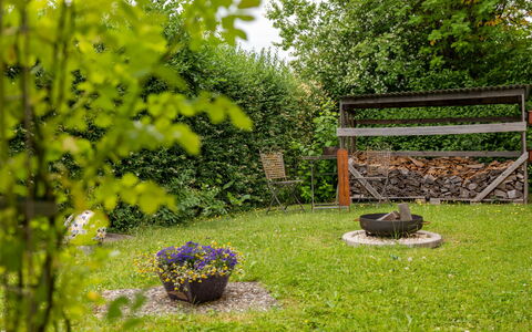 Langes Leben al Khalid: Plant, Leaf, Natural Landscape, Flower, Botany, Tree, Vegetation, Outdoor Furniture, Grass, Shrub