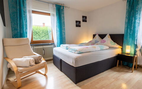 Langes Leben al Khalid: Property, Furniture, Blue, Comfort, Wood, Lighting, Shade, Interior Design, Architecture, Flooring