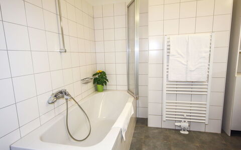 Techno-Park Villach: Plumbing Fixture, Plant, Bathtub, Property, Tap, Bathroom, Flooring, Floor