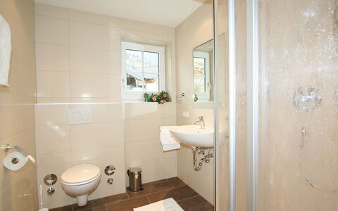 Pians 150: Bathroom, Property, Room, Plumbing Fixture, Interior Design, Floor, Tile, Toilet, Bathroom Accessory, Wall