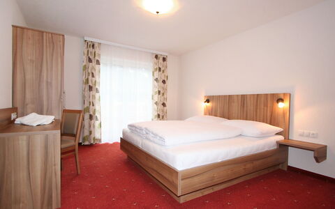 Pians 150: Bedroom, Bed, Furniture, Room, Mattress, Bed Sheet, Bed Frame, Property, Bedding, Interior Design