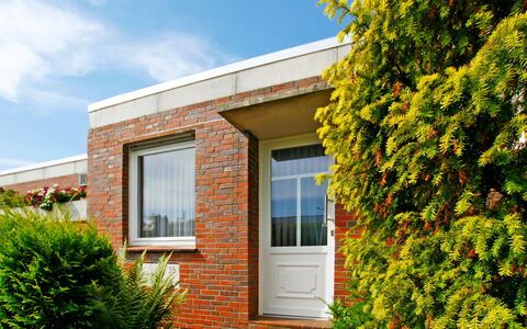 Sonnenschein: Cloud, Plant, Building, Sky, Property, Window, Leaf, House, Vegetation