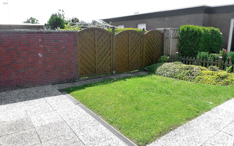 Sonnenschein: Grass, Lawn, Property, Yard, Garden, Wall, Shrub, Land Lot, Grass Family, Plant