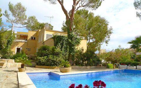Santa Ponça: Swimming Pool, Property, Resort, Building, Real Estate, House, Leisure, Vacation, Tree, Villa
