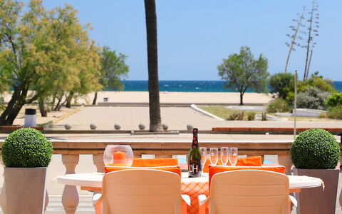 Salins i: Plant, Sky, Property, Water, Tree, Shade, Outdoor Furniture, Building, Chair, Interior Design
