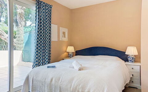 Grimaud 131: Furniture, Interior Design, Wall, Floor, Flooring, Bedroom, Bed, Ceiling, Textile, Home