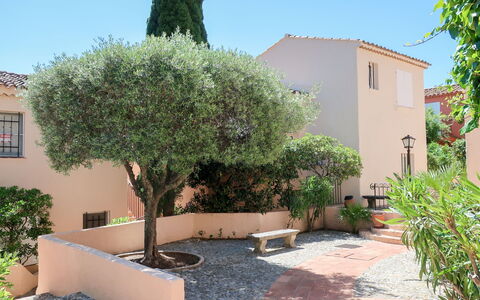 Grimaud 131: Water, Sky, Property, Swimming Pool, Plant, Azure, Tree, Grass, Leisure, Composite Material