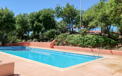 Grimaud 131: Water, Sky, Plant, Swimming Pool, Blue, Shade, Rectangle, Tree, Grass, Composite Material
