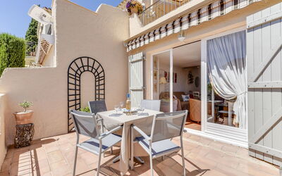 Accommodation:&nbsp;Village de Silhouette 131.4