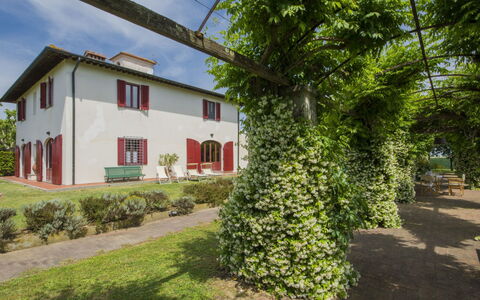Villa Ponticelli: Property, House, Green, Tree, Home, Real Estate, Cottage, Residential Area, Building, Land Lot